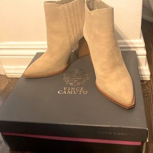 NWOT Vince Camuto Gabeena Western Style Booties
